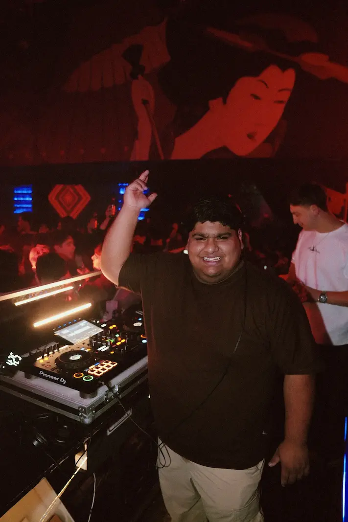 DJ Valen Costilla actuando en Córdoba