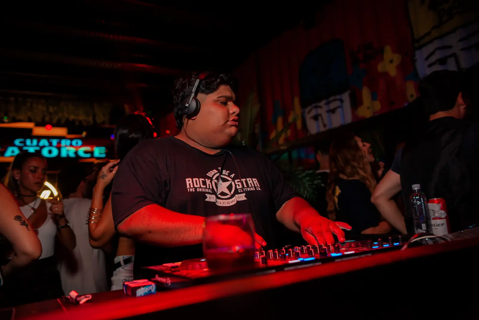 DJ Valen Costilla en el escenario